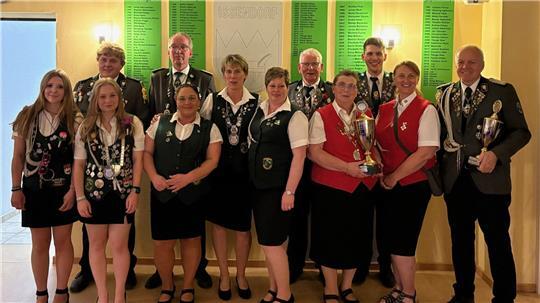 Die neuen Samtgemeinde-Majestäten der fünf Harsefelder Schützenvereine. Siegreich war diesmal eine Dame. Neue Samtgemeinde-Majestät ist Heidi Brunkhorst vom SV Kakerbeck.