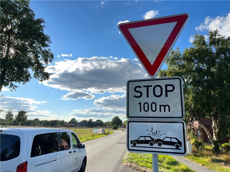 Die neuen Schilder an der berüchtigten Unfallkreuzung in Ritschermoor sind installiert und sollen Autofahrer aus allen Richtungen auf die nahe Kreuzung (hier aus Richtung Asselermoor kommend) aufmerksam machen. Foto: Landkreis Stade/Beneke