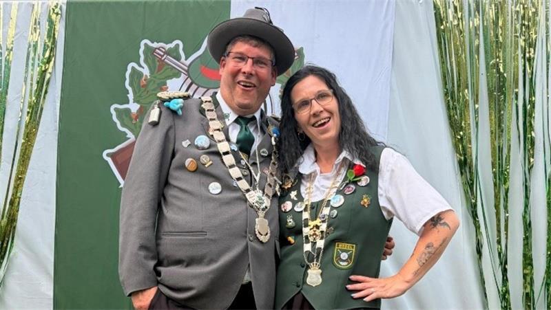 Ehepaar wird Königspaar beim Jubiläum in Wedel Die neuen Schützenmajestäten Matthias Franz und Sabrina Friedrich-Franz sind seit vielen Jahren ein glückliches Paar - und seit einem Jahr verheiratet.