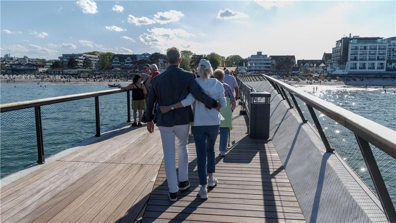 Die neuen Seebrücken an der Ostsee sind Attraktionen für Touristen. (Archivbild)