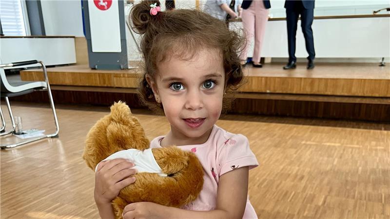 Aus diesen Ländern kommen die neuen Staatsbürger im Kreis Stade Die neuen Staatsbürgerinnen und Staatsbürger erhalten Urkunde und Grundgesetz, die Kinder auch einen Teddy.
