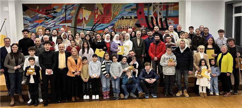 Die neuen Staatsbürgerinnen und Staatsbürger mit Landrat Kai Seefried und den Gästen der Einbürgerungsfeier.