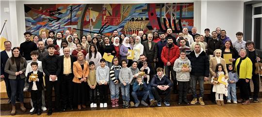 Die neuen Staatsbürgerinnen und Staatsbürger mit Landrat Kai Seefried und den Gästen der Einbürgerungsfeier.