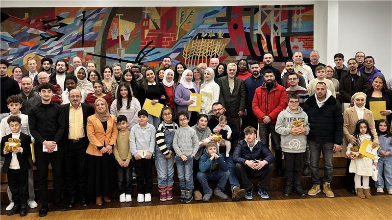 Die neuen Staatsbürgerinnen und Staatsbürger mit Landrat Kai Seefried und den Gästen der Einbürgerungsfeier.