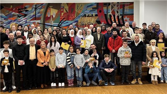 Die neuen Staatsbürgerinnen und Staatsbürger mit Landrat Kai Seefried und den Gästen der Einbürgerungsfeier.