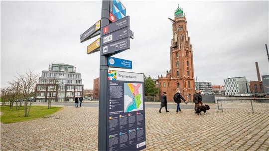 Die neuen Wegweiser sehen schick aus, lassen aber inhaltlich zu wünschen übrig. Hier ist das Exemplar an der Sportbootschleuse zu sehen. Foto: Lothar Scheschonka