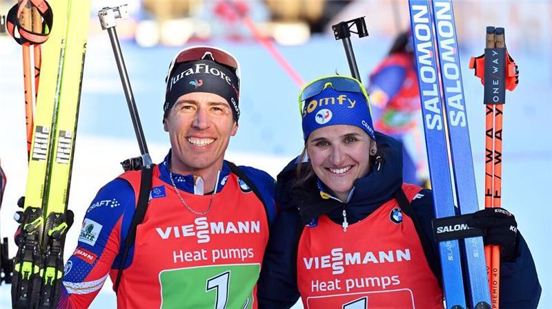 Die neuen Weltmeister: Julia Simon (r) und Quentin Fillon Maillet