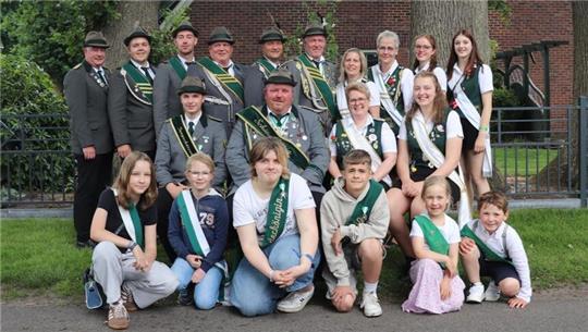 Die neuen Würdenträger 2025 des Schützenvereins Estorf stellen sich mit Schützenkönig Ingo Peters und Schützenkönigin Carina Peters (Mitte) für ein Gruppenfoto auf.