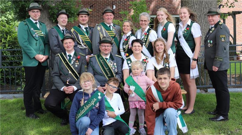 Die neuen Würdenträger 2026 des Schützenvereins Estorf stellen sich zum Gruppenfoto auf.
