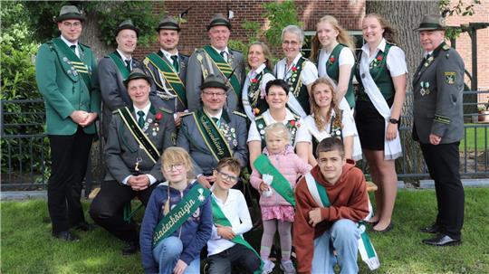 Die neuen Würdenträger 2026 des Schützenvereins Estorf stellen sich zum Gruppenfoto auf.
