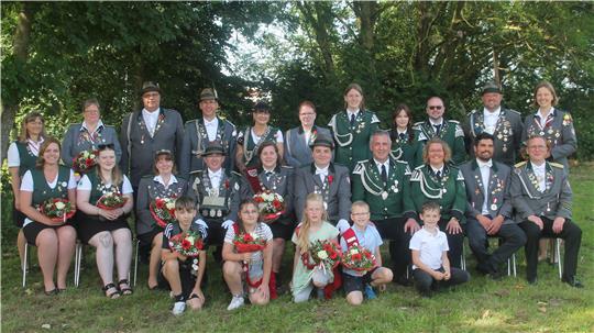 Die neuen Würdenträger der Freiburger Schützengilde von 1598 stellen sich für das Gruppenfoto auf.