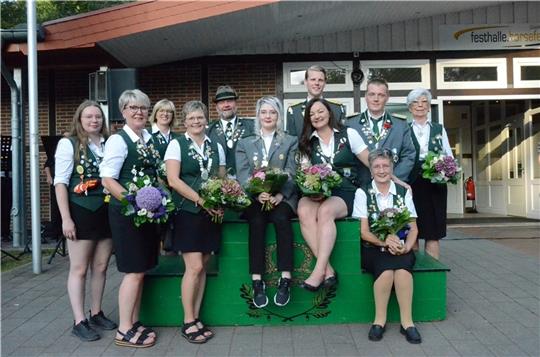 Die neuen Würdenträger der Harsefelder Schützen, von links: Vanessa Horn, Manuela Doerfling, Maike Pankel, Sandra Praszler, Stephan Pankel, Charleen Lemmermann, Kevin Brosch, Rosa Beloso, Christoph Brunkhorst, Gaby Klindt und Karin Freudenb