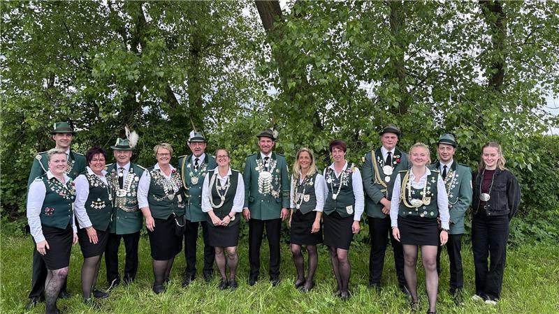 Die neuen Würdenträger der Schützengilde Estebrügge stellen sich für ein Gruppenfoto auf.