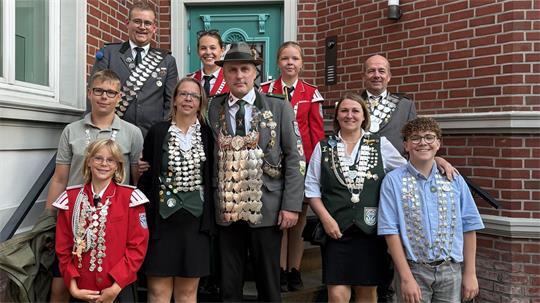Die neuen Würdenträger der Schützengilde Steinkirchen nach der Proklamation.