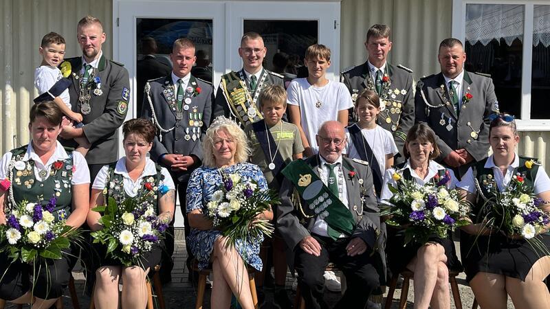 Die neuen Würdenträger des Baljer Schützenvereins mit König Johann Sethmann und Susann Pfeiffer (vorne Mitte).