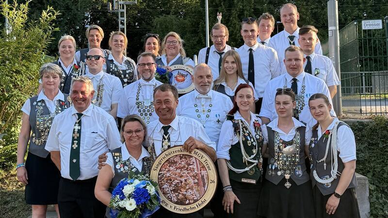 Die neuen Würdenträger des MGV Treue in Neukloster stellen sich für ein gemeinsames Gruppenfoto auf.