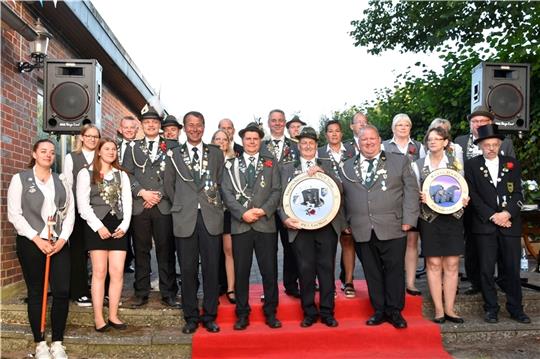 Die neuen Würdenträger des MGV Treue mit König Jens Zych. Foto: Felsch