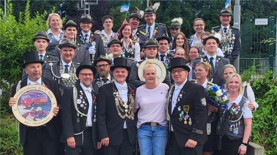 Die neuen Würdenträger des MGV Treue von 1911 präsentieren sich beim Sängerschützenfest nach der Proklamation.