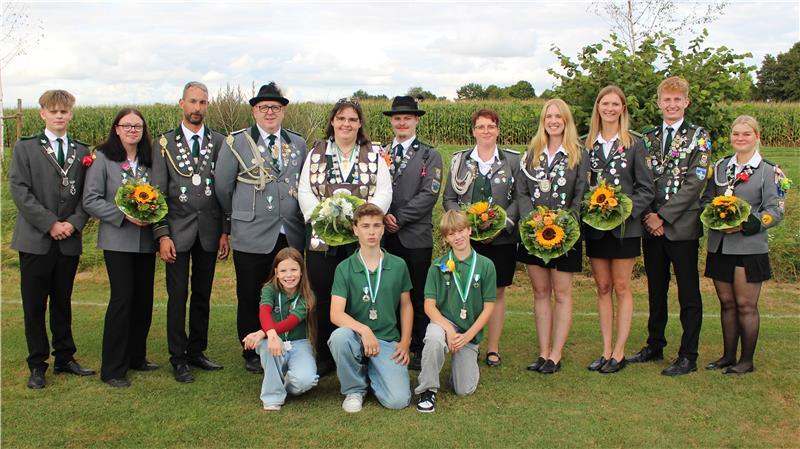 Die neuen Würdenträger des Schützenverein Hagen stellen sich unter freiem Himmel für ein Gruppenfoto auf.
