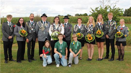 Die neuen Würdenträger des Schützenverein Hagen stellen sich unter freiem Himmel für ein Gruppenfoto auf.