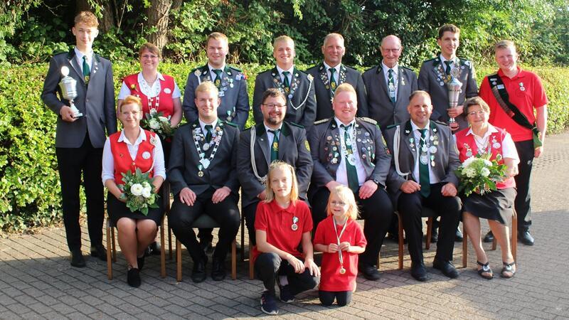 Kevin Ehlers ist der neue Schützenkönig in Brest Die neuen Würdenträger des Schützenvereins Brest.