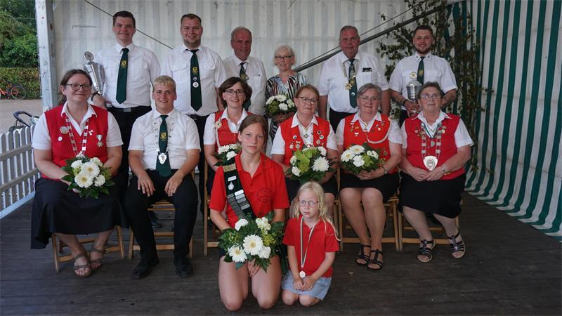 Die neuen Würdenträger des Schützenvereins Brest beim traditionellen Gruppenfoto.