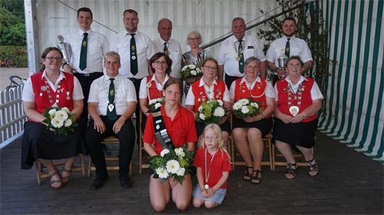 Die neuen Würdenträger des Schützenvereins Brest beim traditionellen Gruppenfoto.