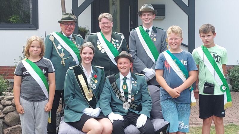 Die neuen Würdenträger des Schützenvereins Brobergen mit ihrem Königspaar Mara Schimkatis und Devin Springer (sitzend).