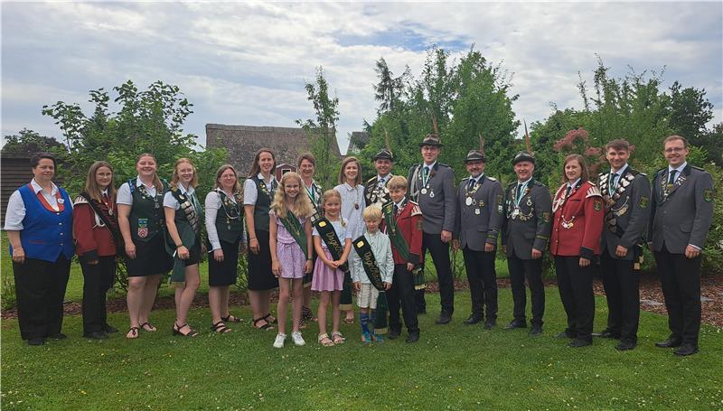 Die neuen Würdenträger des Schützenvereins Dornbusch stellen sich für ein Gruppenbild auf.