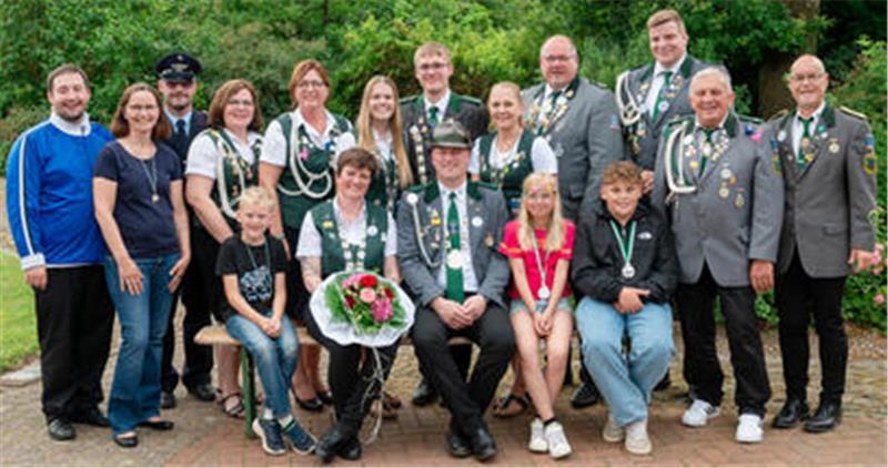 Das neue Königspaar von Düdenbüttel: Thomas und Steffi Bösch Die neuen Würdenträger des Schützenvereins Düdenbüttel präsentieren sich mit ihrem Königspaar Thomas und Steffi Bösch.