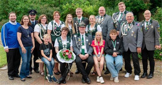 Die neuen Würdenträger des Schützenvereins Düdenbüttel präsentieren sich mit ihrem Königspaar Thomas und Steffi Bösch.