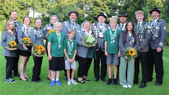 Die neuen Würdenträger des Schützenvereins Hagen stellen sich für ein Gruppenfoto auf.