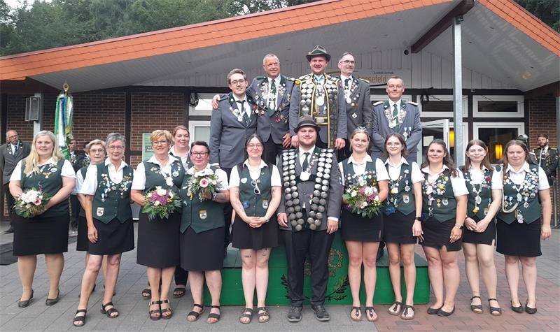 Die neuen Würdenträger des Schützenvereins Harsefeld stellen sich für das gemeinsame Gruppenfoto auf.