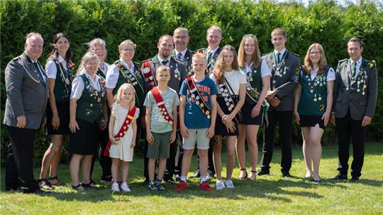 Die neuen Würdenträger des Schützenvereins Krummendeich stellen sich zum Gruppenfoto auf.