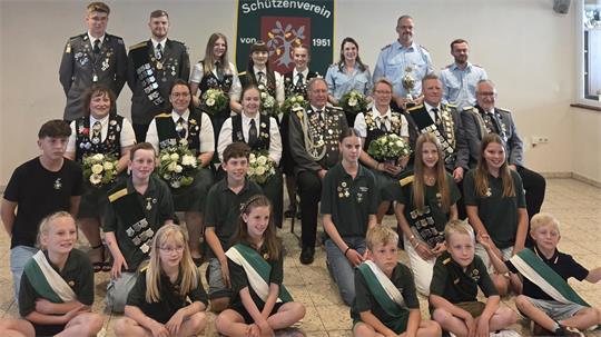 Die neuen Würdenträger des Schützenvereins Kutenholz beim traditionellen Gruppenbild.