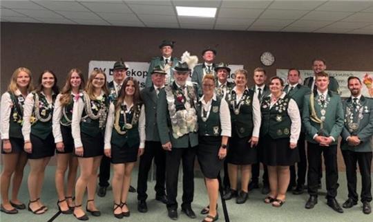 Die neuen Würdenträger des Schützenvereins Ladekop stellten sich für ein Gruppenfoto auf.
