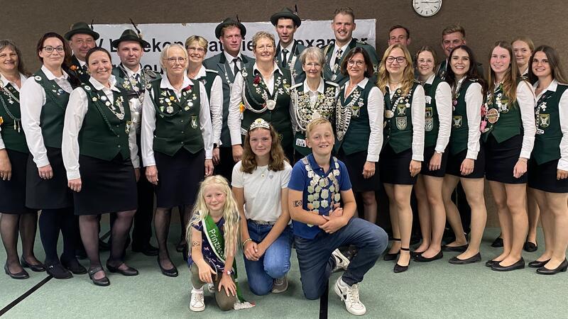 Bastian Wick ist der neue Schützenkönig in Ladekop Die neuen Würdenträger des Schützenvereins Ladekop, Hinterdeich und Umgegend von 1951 stellen sich zum Gruppenfoto auf.