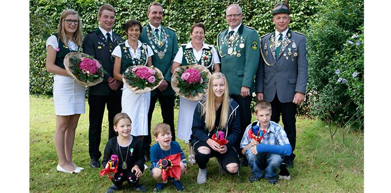 Die neuen Würdenträger des Schützenvereins Neuland, mit Schützenkönig Bernd Göhlich und Königin Uta Breuer.  Foto Hamann