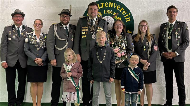 Die neuen Würdenträger des Schützenvereins Neulandermoor mit Kommandeur Stefan von Rönn (links) stellen sich zum Gruppenfoto auf.