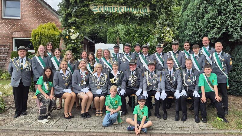 Oldendorfer Gilde: Sportschütze wird unter „tosendem Applaus“ zum König Die neuen Würdenträger des Schützenvereins Oldendorf versammeln sich für ein Gruppenfoto.