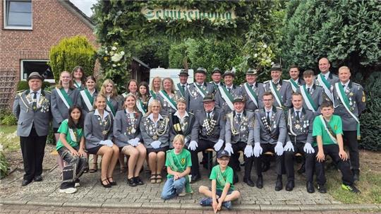 Die neuen Würdenträger des Schützenvereins Oldendorf versammeln sich für ein Gruppenfoto.