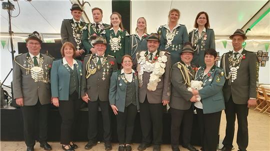 Die neuen Würdenträger des Schützenvereins Ovelgönne. Vorne (von links): Carsten Spielmann, Heike und Martin Schwarzer, Rebekka und Christian Neumann, Nils und Jeanette Kettler sowie Marcel Joost. Hinten (von links): Niclas Benecke, Lennard Bröhan, Lena Mau, Anna Mau, Nina Benecke-Brandt und Stefanie Mau. Es fehlt Nico Wiesenberg.