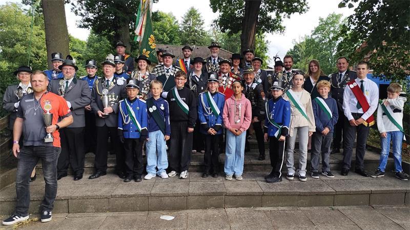 Die neuen Würdenträger im Schützenverein Horneburg stellen sich nach der Proklamation für das traditionelle Gruppenfoto auf.