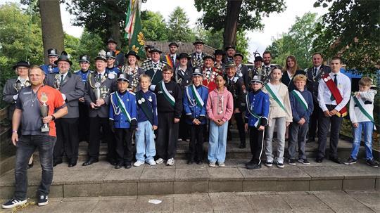 Die neuen Würdenträger im Schützenverein Horneburg stellen sich nach der Proklamation für das traditionelle Gruppenfoto auf.