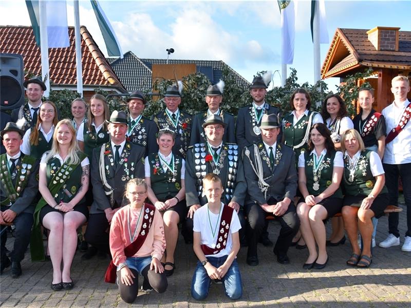 König Bernd Alpers regiert Ahlerstedts Schützen Die neuen Würdenträger mit König Bernd Alpers . Foto: Felsch