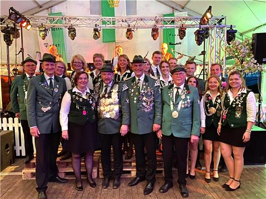 Die neuen Würdenträger mit Schützenkönig Joachim Recht stellen sich zum Gruppenfoto auf.