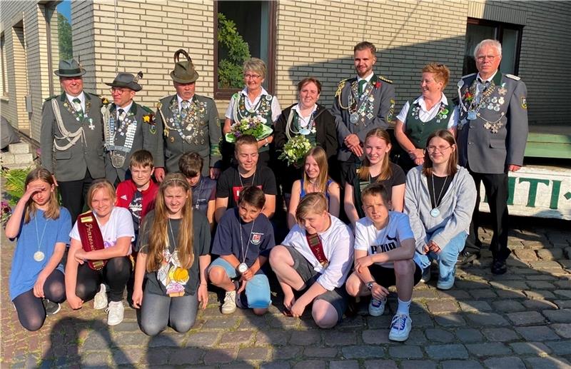 Burkhard Blunck ist neuer Schützenkönig in Hollern-Twielenfleth Die neuen Würdenträger um Schützenkönig Burkhard Blunck (stehend, Zweiter von links). Foto: Verein