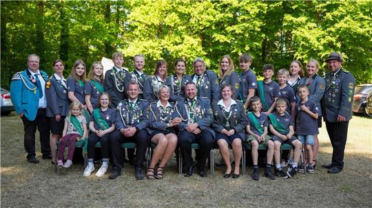 Die neuen Würdenträger von Heinbockel: Auf dem Gruppenfoto fehlen Lea Röver (2. Adjutantin der Jungschützenkönigin) und Andre Stender (2. Adjutant des Königs).