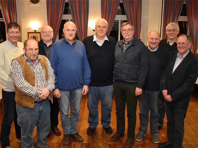 Die neun Deichrichter Jörg Hauschildt, Hinrich Gründahl, Jürgen Schwarz, Hans-Jürgen Bremer, Oberdeichrichter Wilhelm Ulferts, Hans-Jürgen Lindner, Helmut Ellmers, Gerd Lefers und Johann Rieper (von links). Foto: Vasel