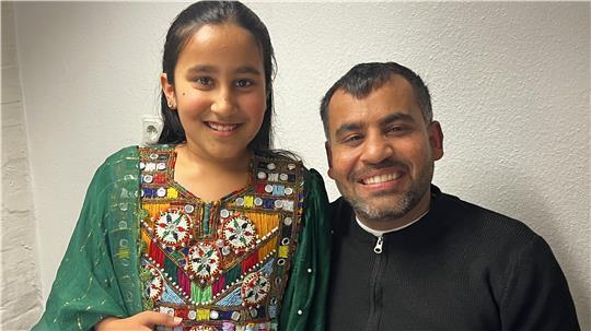 Die neunjährige Bibi Adel und ihr Vater, Mansor Jawad Adel.